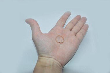 Bir erkeğin eline alyans