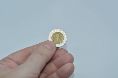 Mısır kıyısındaki metal paralar bir adamın elinde.