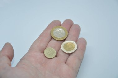 Türkiye 'de bir bankanın metal paraları bir adamın elinde