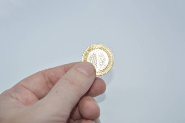 Türkiye 'de bir bankanın metal paraları bir adamın elinde