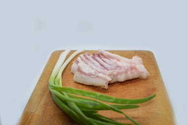 Ukrayna mutfağının domuz yağı ve sosis tabağı.