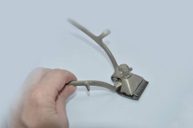 Berber dükkanında ve evde el yapımı saç makası.