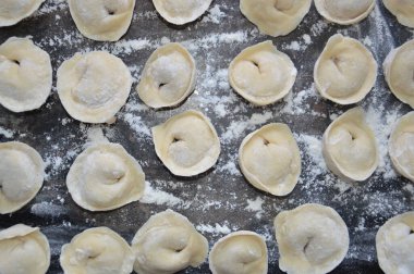 Hamur köfteleri el yapımı kıyma ile şekillendirildi.