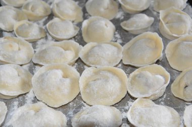 Hamur köfteleri el yapımı kıyma ile şekillendirildi.