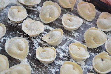 Hamur köfteleri el yapımı kıyma ile şekillendirildi.