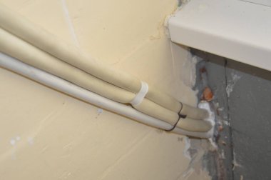 Modern yapı malzemeleriyle apartmanın iç kısımlarını yenilemek.