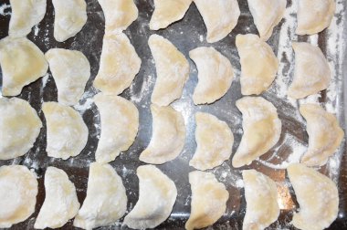 El yapımı hamur tatlısı, elle şekillendirilmiş.