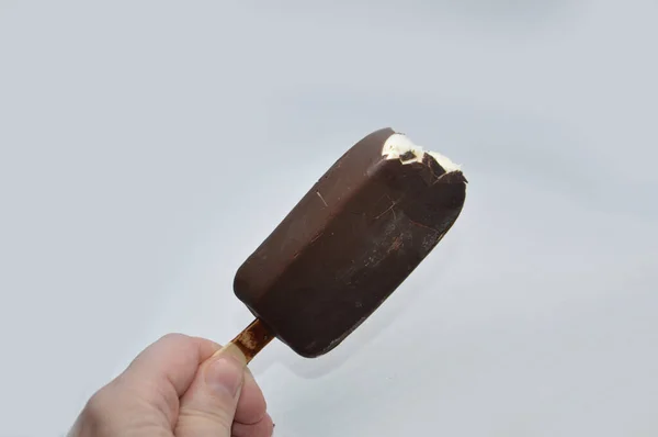 Beyaz Arka Planda Çikolatalı Dondurma — Stok fotoğraf