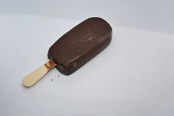 Čokoládová Zmrzlina Klacku Bílém Pozadí — Stock fotografie