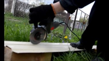 Elle kullanılan bir makineyle metal bir profil kestim.