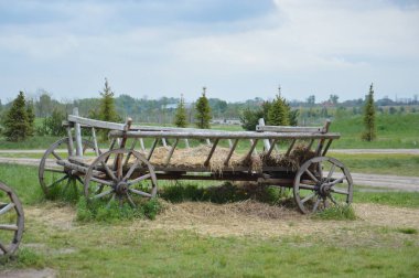 Tarımda mal taşımak için eski ahşap el arabası.