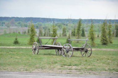 Tarımda mal taşımak için eski ahşap el arabası.