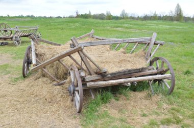 Tarımda mal taşımak için eski ahşap el arabası.