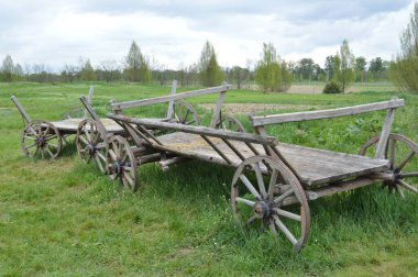 Tarımda mal taşımak için eski ahşap el arabası.