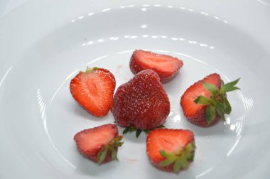 Erken bahar çilekleri tabakta yatıyor.