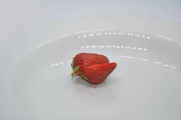 Early Spring Strawberries Lie Platter — Stock Photo, Image