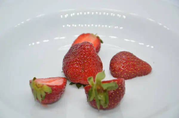 Vroeg Het Voorjaar Liggen Aardbeien Een Schotel — Stockfoto