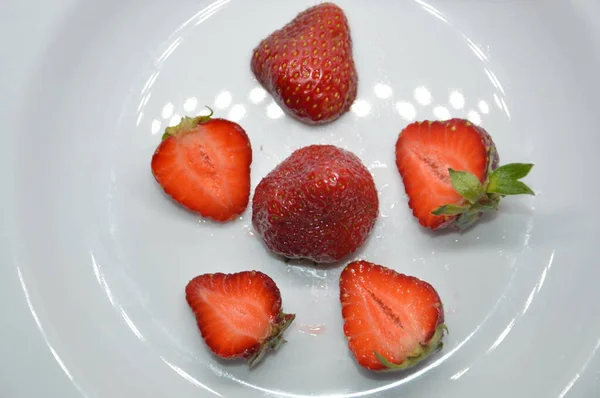 Frühlingserdbeeren Liegen Auf Dem Teller — Stockfoto