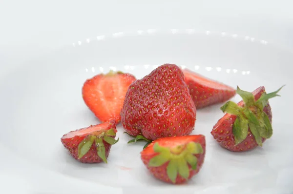 Temprano Las Fresas Primaverales Yacen Plato — Foto de Stock