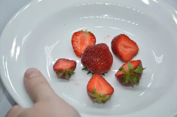 Vroeg Het Voorjaar Liggen Aardbeien Een Schotel — Stockfoto