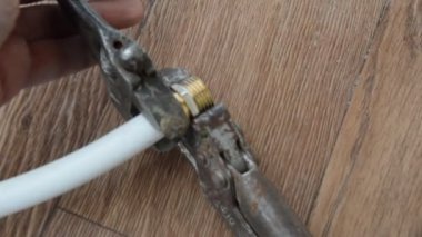 Su temini için tesisat tesisatlarıyla ilgili araç çalışması