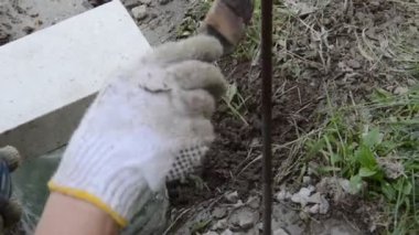 Fırçayla metal yapıların elle boyanması.