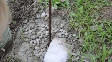 Fırçayla metal yapıların elle boyanması.