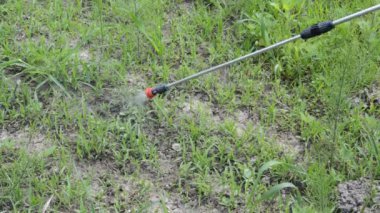 El spreyi ile bitki koruma ürünleri sıkmak.