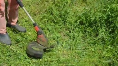 Çim biçme makinesiyle çimen biçme