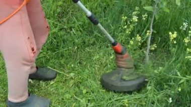 Çim biçme makinesiyle çimen biçme