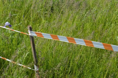 Bölgenin sınır şeridi rüzgarda sallanıyor.