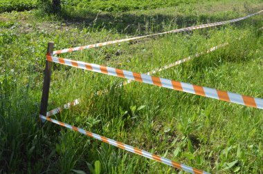 Bölgenin sınır şeridi rüzgarda sallanıyor.