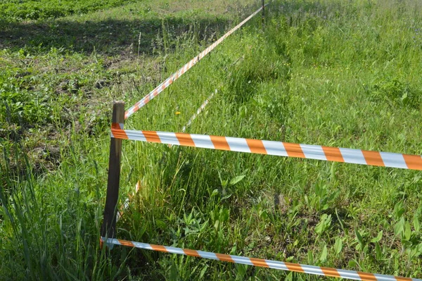 Bölgenin sınır şeridi rüzgarda sallanıyor.