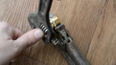 Su temini için tesisat tesisatlarıyla ilgili araç çalışması