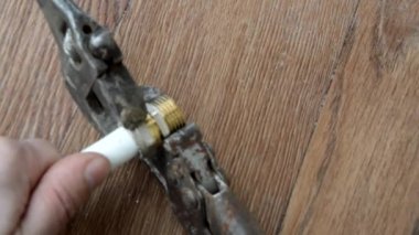 Su temini için tesisat tesisatlarıyla ilgili araç çalışması