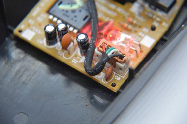 Cihazın radyo parçalarını içeren mikro elektronik pano