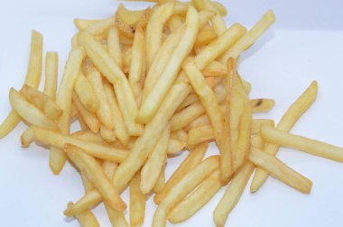 Kızarmış patates kızartması beyaz tabakta.