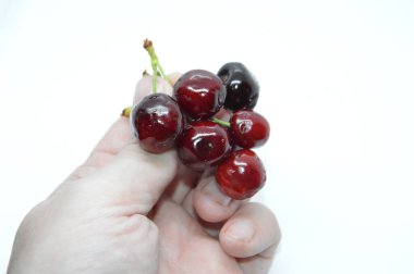 Beyaz tabakta taze kırmızı kirazlar