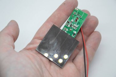 Cihazın radyo parçalarını içeren mikro elektronik pano