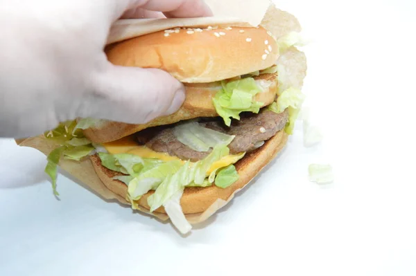 Roti Lapis Burger Besar Dengan Sayuran Keju Dan Daging — Stok Foto