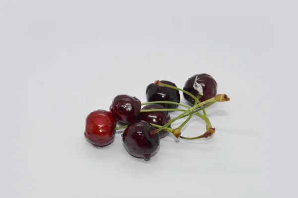 Cerezas Rojas Pequeñas Frescas Plato Blanco — Foto de Stock