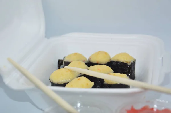 Lie Sushi Dalam Kotak Putih — Stok Foto