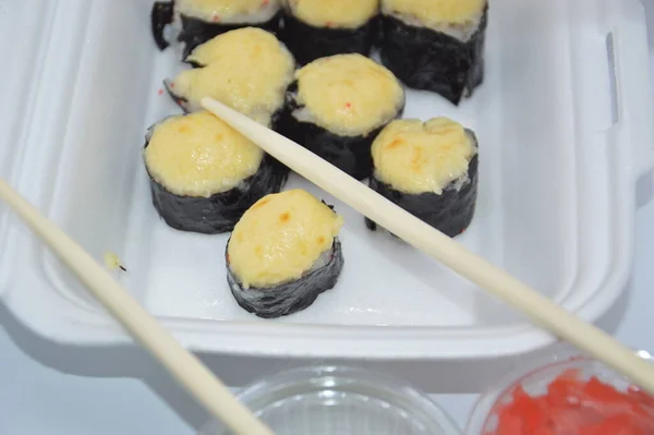 Lie Sushi Dalam Kotak Putih — Stok Foto
