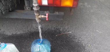 Şehirdeki merkezi malzeme onarımı sırasında arabadan su alımı yapıldı.