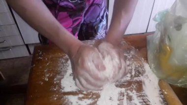 Mantı yapmak için hamur ve kıyma yapmak.