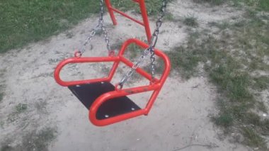 Çocuk parkında salıncakta sallanıyor