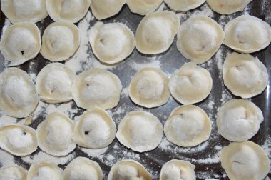 Hamur köfteleri elle şekillendirildi ve aşçıya hazır.