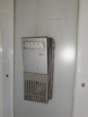 Elektrikteki eski termometre, tren vagonu.