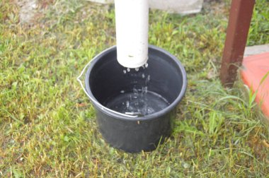 Evin ayrıntıları ve yağmur sonrası yapılar.