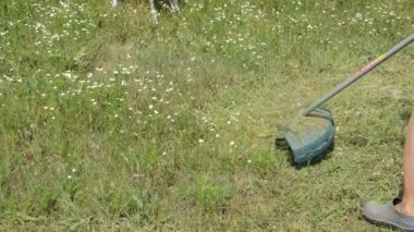 Sahada çim biçmek için profesyonel el bilgisayarı.